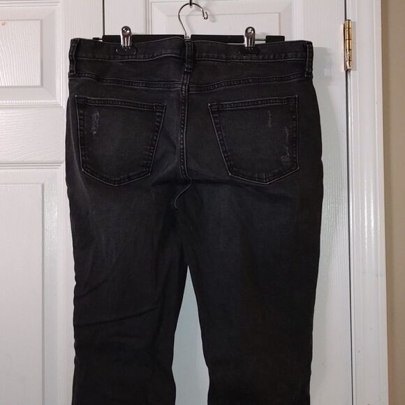 Old Navy Relaxed Slim Built-In Flex Distressed Jeans - Picture 9 of 11